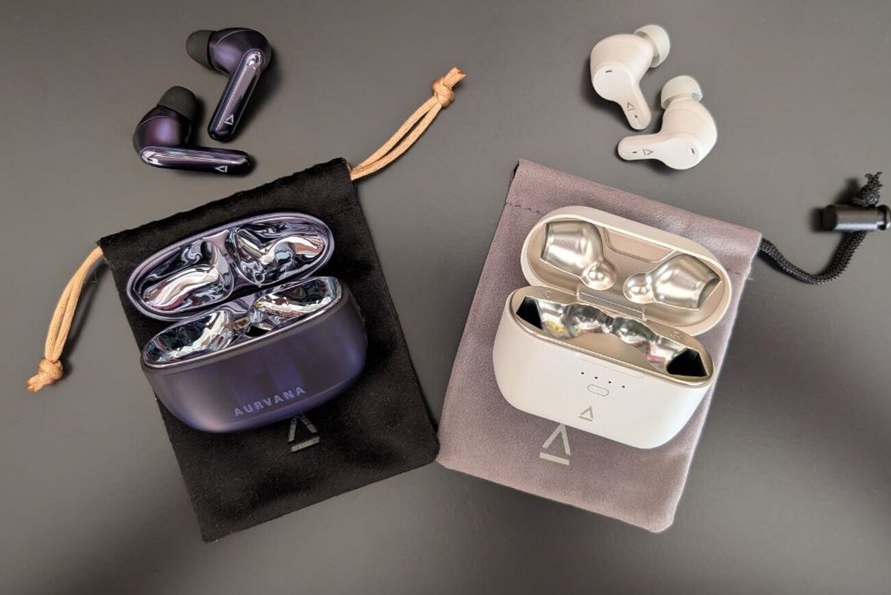 Cuffie Aurvana Ace 3 e Cuffie Zen AIR SXFI di Creative a confronto appoggiate sui loro sacchetti