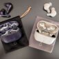 Cuffie Aurvana Ace 3 e Cuffie Zen AIR SXFI di Creative a confronto appoggiate sui loro sacchetti