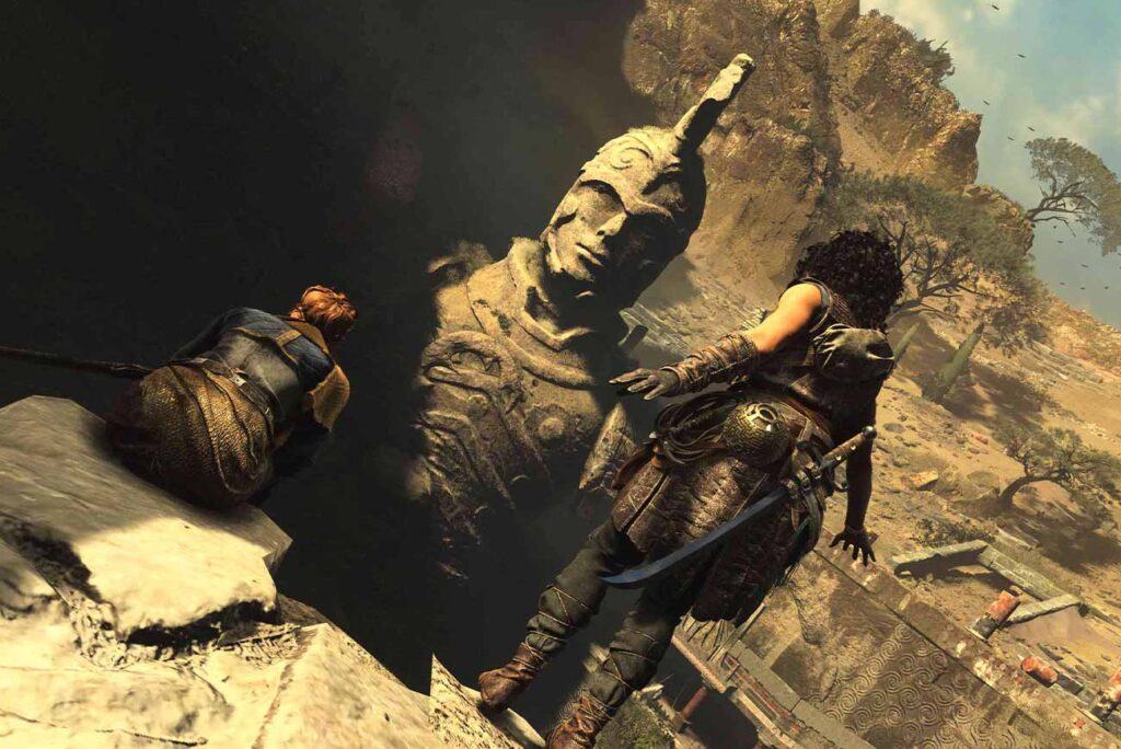 Sophia e Leni in primo piano, protagoniste di Resonance: A Plague Tale Legacy che guardano dentro un baratro mentre una statua gigante di Teseo troneggia su di loro